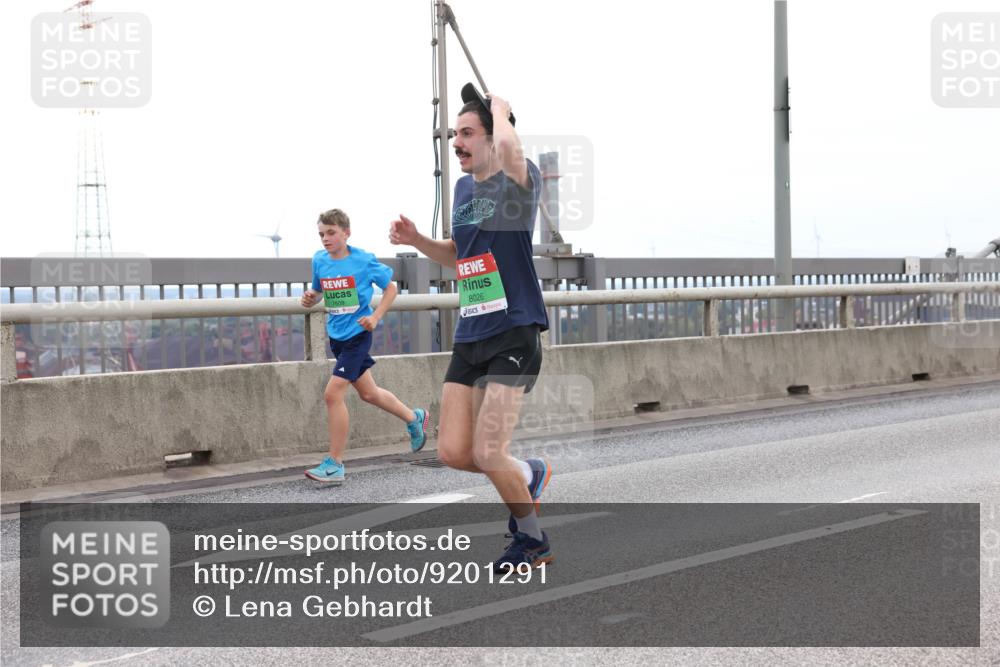 03.10.2025 - Köhlbrandbrückenlauf Lena Gebhardt http://msf.ph/oto/9201291 03.10.2025 15:44:16 Position 2 7609, 8026 meine-sportfotos.de
