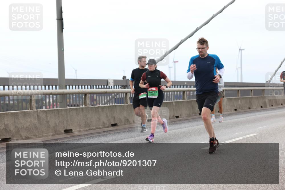 03.10.2025 - Köhlbrandbrückenlauf Lena Gebhardt http://msf.ph/oto/9201307 03.10.2025 15:44:28 Position 2 91 meine-sportfotos.de