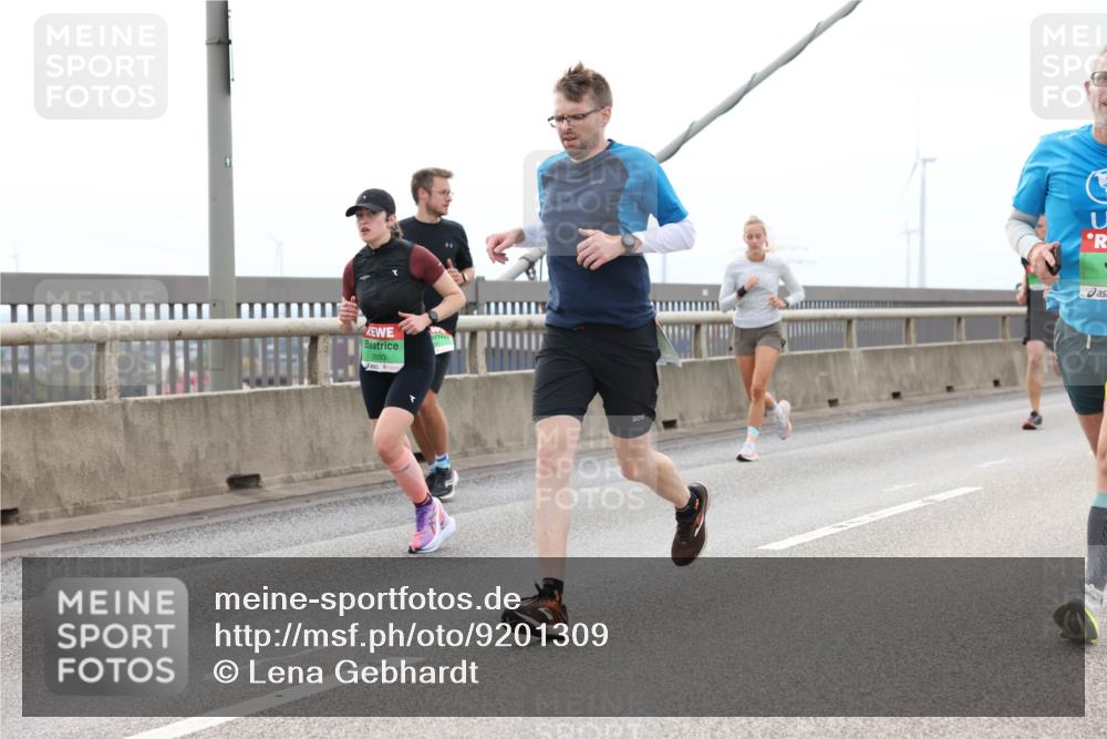 03.10.2025 - Köhlbrandbrückenlauf Lena Gebhardt http://msf.ph/oto/9201309 03.10.2025 15:44:28 Position 2 7093 meine-sportfotos.de