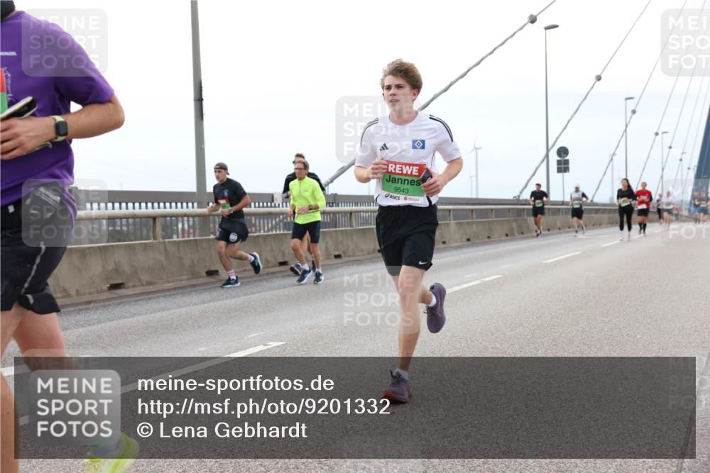 03.10.2025 - Köhlbrandbrückenlauf Lena Gebhardt http://msf.ph/oto/9201332 03.10.2025 15:44:36 Position 2 9543 meine-sportfotos.de