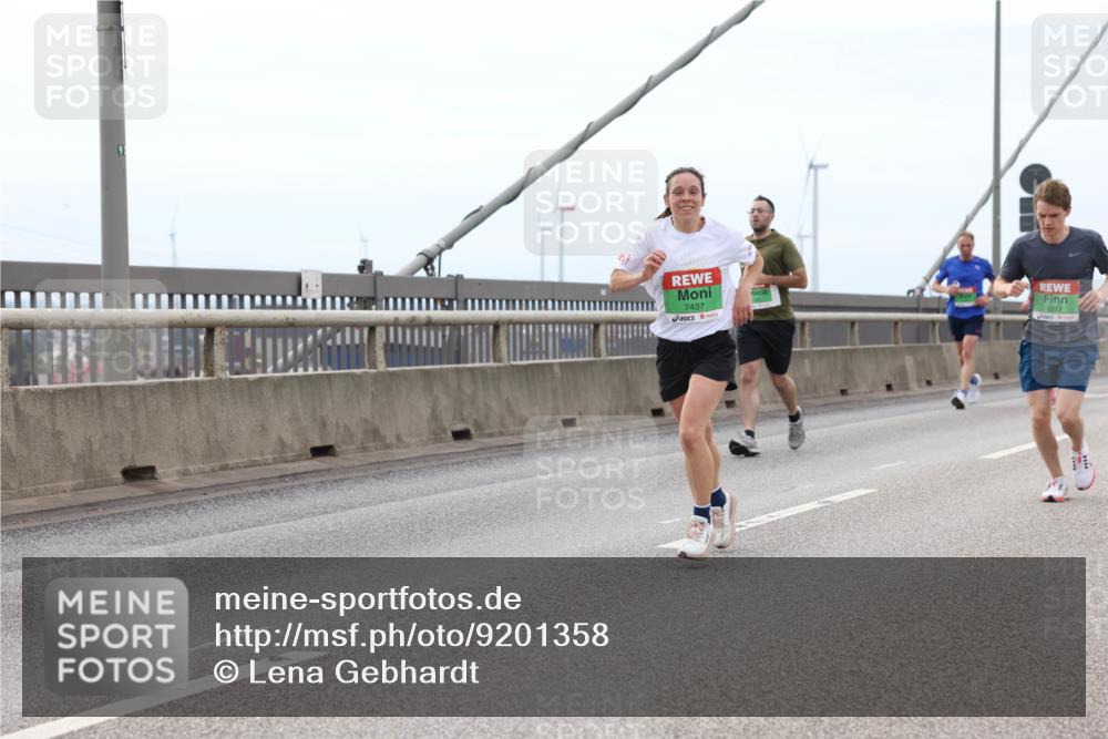 03.10.2025 - Köhlbrandbrückenlauf Lena Gebhardt http://msf.ph/oto/9201358 03.10.2025 15:44:45 Position 2 7437, 9317 meine-sportfotos.de