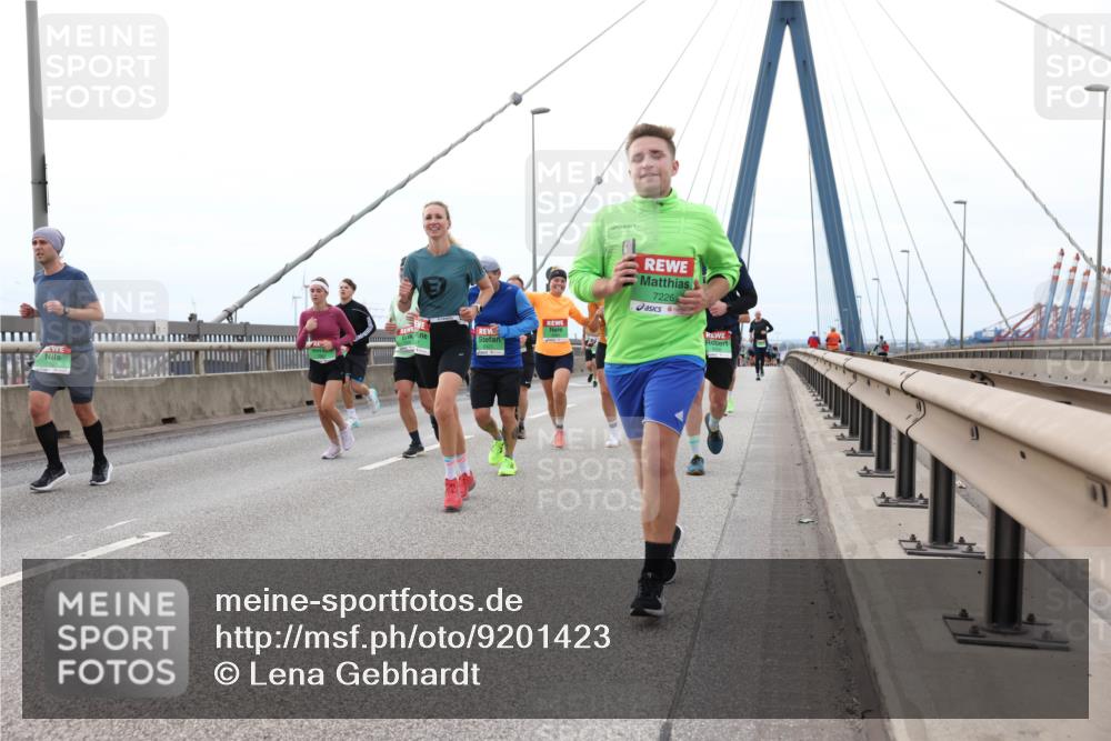 03.10.2025 - Köhlbrandbrückenlauf Lena Gebhardt http://msf.ph/oto/9201423 03.10.2025 15:45:04 Position 2 7226 meine-sportfotos.de