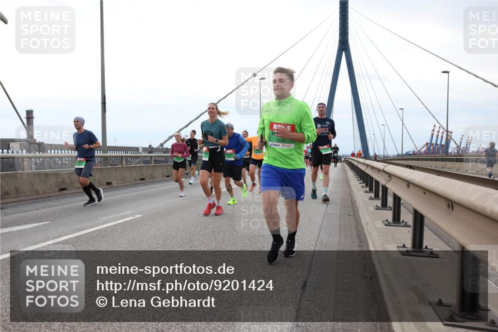 03.10.2025 - Köhlbrandbrückenlauf Lena Gebhardt http://msf.ph/oto/9201424 03.10.2025 15:45:05 Position 2 7226 meine-sportfotos.de