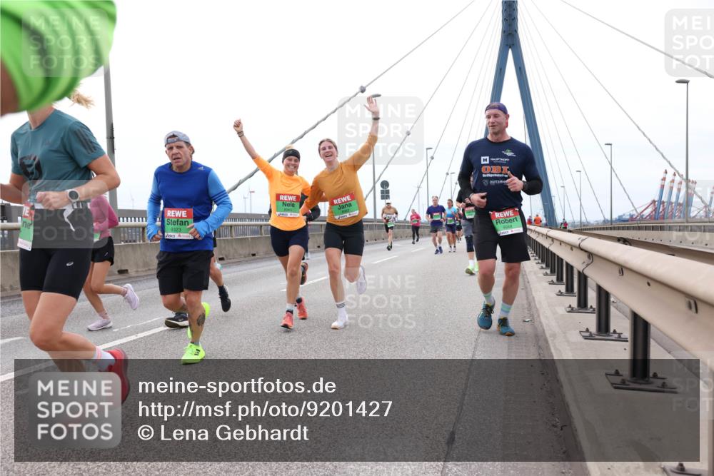 03.10.2025 - Köhlbrandbrückenlauf Lena Gebhardt http://msf.ph/oto/9201427 03.10.2025 15:45:06 Position 2 9323, 9348 meine-sportfotos.de
