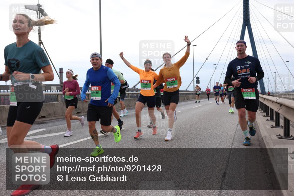 03.10.2025 - Köhlbrandbrückenlauf Lena Gebhardt http://msf.ph/oto/9201428 03.10.2025 15:45:06 Position 2 9323, 9348 meine-sportfotos.de