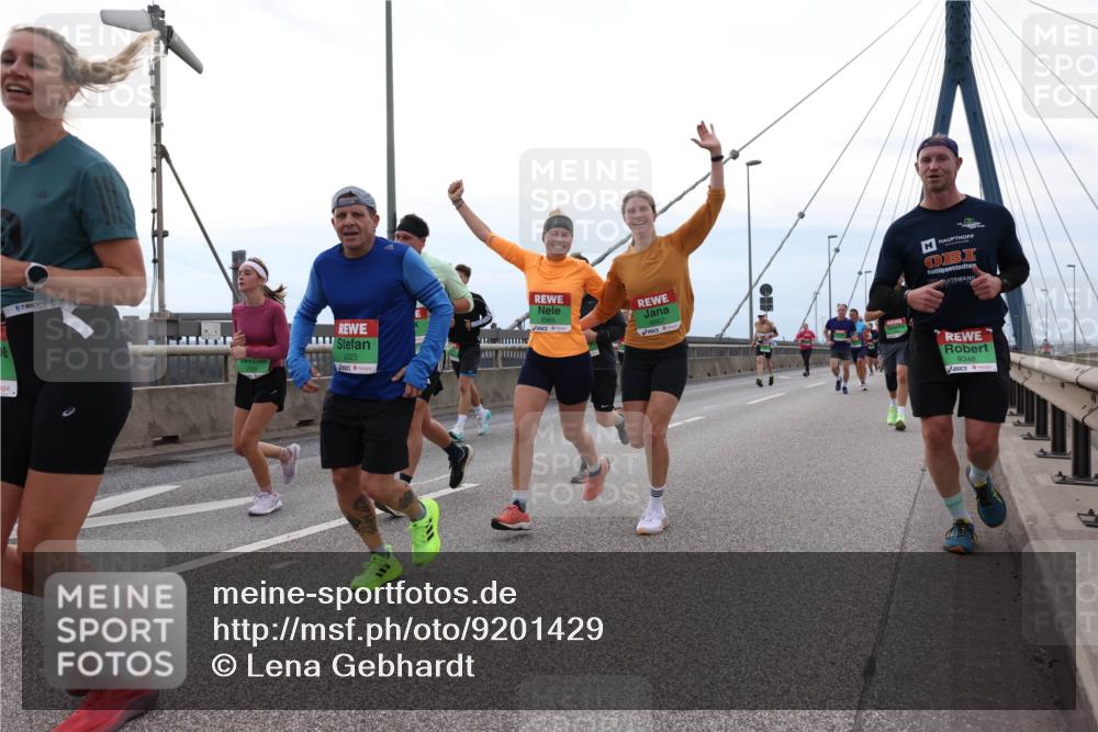 03.10.2025 - Köhlbrandbrückenlauf Lena Gebhardt http://msf.ph/oto/9201429 03.10.2025 15:45:06 Position 2 201, 9323, 8967, 9348 meine-sportfotos.de