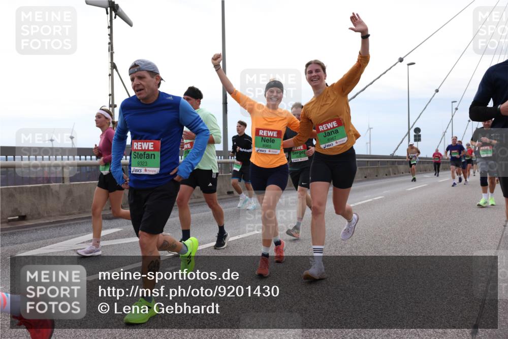 03.10.2025 - Köhlbrandbrückenlauf Lena Gebhardt http://msf.ph/oto/9201430 03.10.2025 15:45:06 Position 2 9323, 8965, 8967 meine-sportfotos.de
