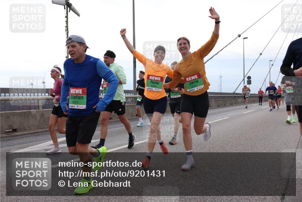03.10.2025 - Köhlbrandbrückenlauf Lena Gebhardt http://msf.ph/oto/9201431 03.10.2025 15:45:06 Position 2 9323, 8965, 8967 meine-sportfotos.de