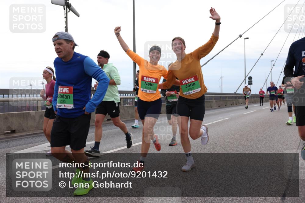 03.10.2025 - Köhlbrandbrückenlauf Lena Gebhardt http://msf.ph/oto/9201432 03.10.2025 15:45:06 Position 2 9323, 8965, 8967 meine-sportfotos.de