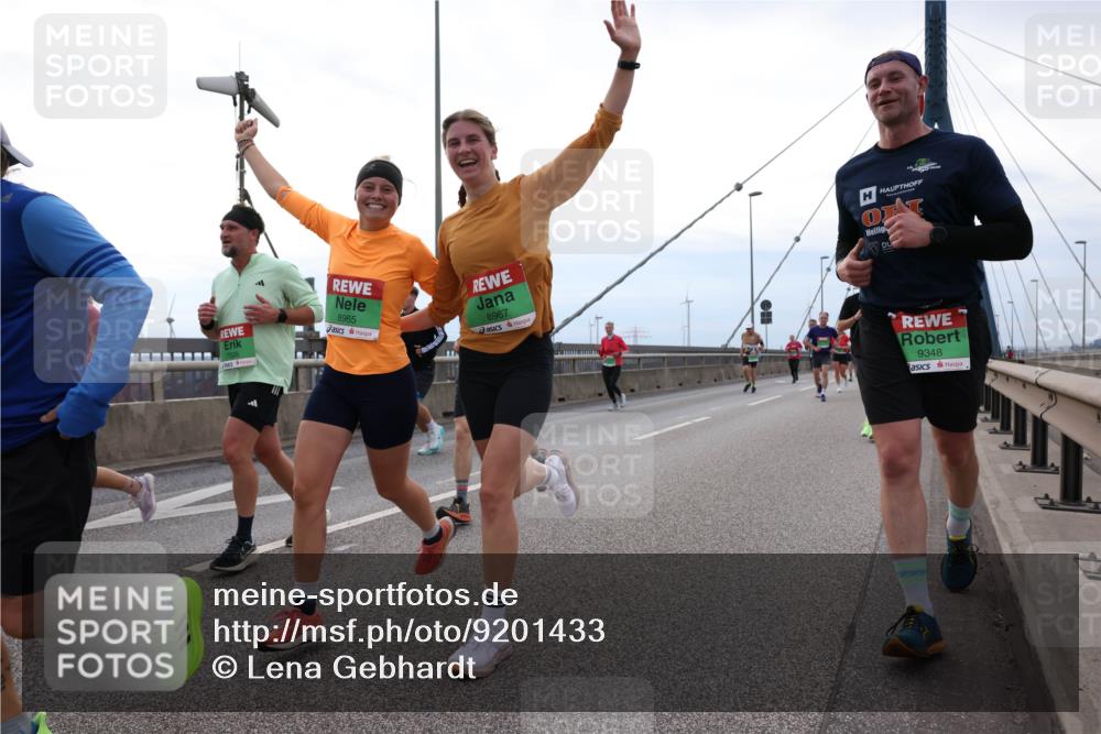03.10.2025 - Köhlbrandbrückenlauf Lena Gebhardt http://msf.ph/oto/9201433 03.10.2025 15:45:07 Position 2 8965, 8967, 9348 meine-sportfotos.de