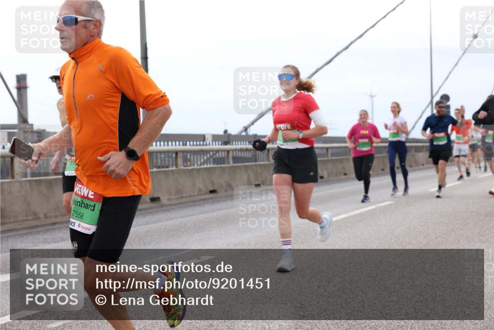03.10.2025 - Köhlbrandbrückenlauf Lena Gebhardt http://msf.ph/oto/9201451 03.10.2025 15:45:12 Position 2 7558 meine-sportfotos.de