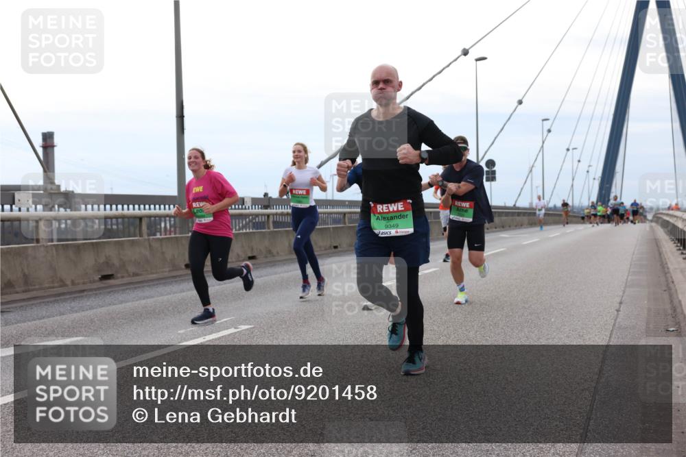 03.10.2025 - Köhlbrandbrückenlauf Lena Gebhardt http://msf.ph/oto/9201458 03.10.2025 15:45:13 Position 2 9349 meine-sportfotos.de