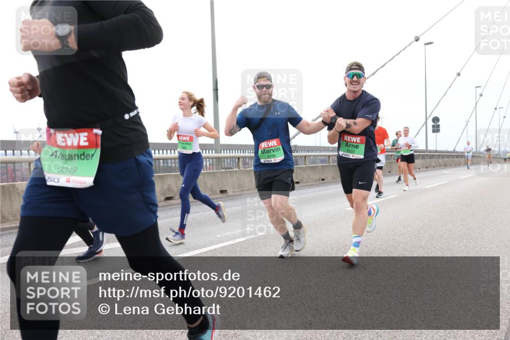 03.10.2025 - Köhlbrandbrückenlauf Lena Gebhardt http://msf.ph/oto/9201462 03.10.2025 15:45:14 Position 2 9349, 7360, 9019, 9020 meine-sportfotos.de
