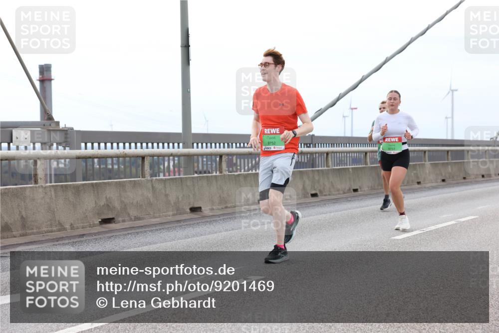 03.10.2025 - Köhlbrandbrückenlauf Lena Gebhardt http://msf.ph/oto/9201469 03.10.2025 15:45:16 Position 2 9752, 9753 meine-sportfotos.de