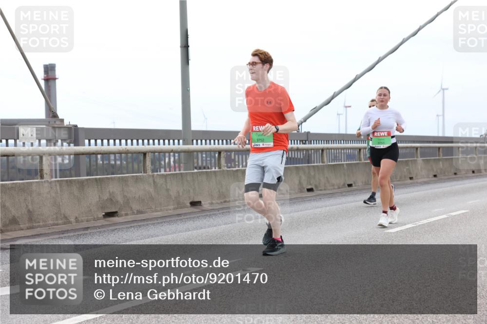 03.10.2025 - Köhlbrandbrückenlauf Lena Gebhardt http://msf.ph/oto/9201470 03.10.2025 15:45:16 Position 2 9752, 9753 meine-sportfotos.de