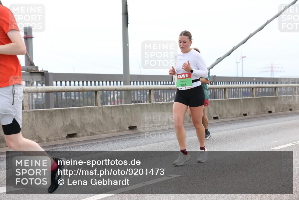 03.10.2025 - Köhlbrandbrückenlauf Lena Gebhardt http://msf.ph/oto/9201473 03.10.2025 15:45:17 Position 2 9753 meine-sportfotos.de