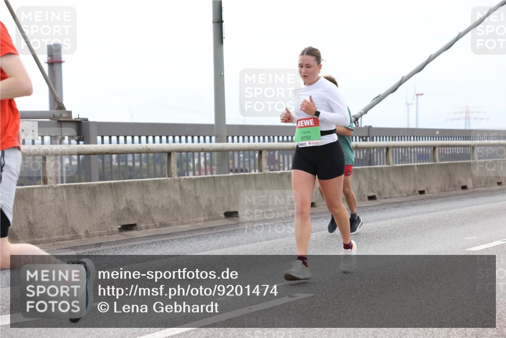 03.10.2025 - Köhlbrandbrückenlauf Lena Gebhardt http://msf.ph/oto/9201474 03.10.2025 15:45:17 Position 2 9753 meine-sportfotos.de