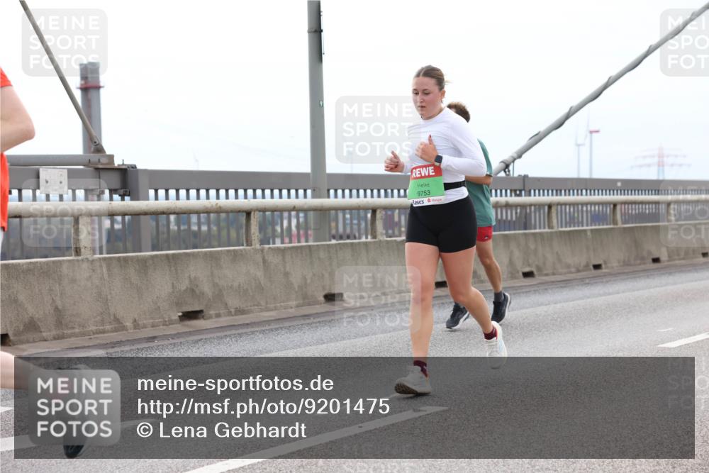 03.10.2025 - Köhlbrandbrückenlauf Lena Gebhardt http://msf.ph/oto/9201475 03.10.2025 15:45:17 Position 2 9753 meine-sportfotos.de