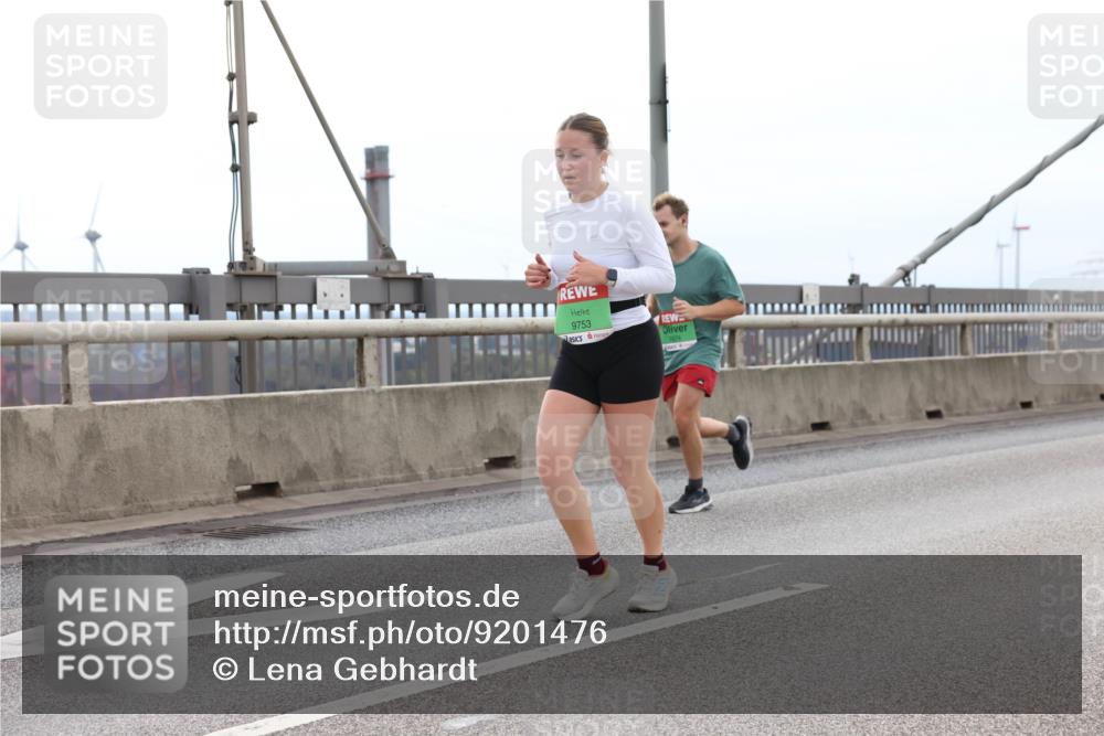 03.10.2025 - Köhlbrandbrückenlauf Lena Gebhardt http://msf.ph/oto/9201476 03.10.2025 15:45:17 Position 2 9753, 7674 meine-sportfotos.de