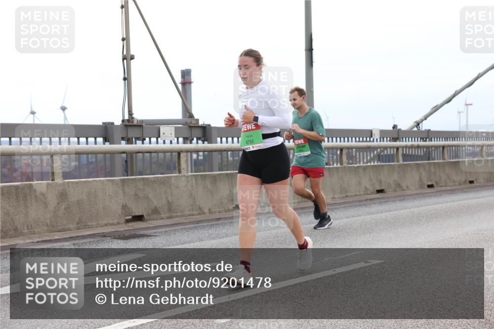 03.10.2025 - Köhlbrandbrückenlauf Lena Gebhardt http://msf.ph/oto/9201478 03.10.2025 15:45:18 Position 2 9753 meine-sportfotos.de