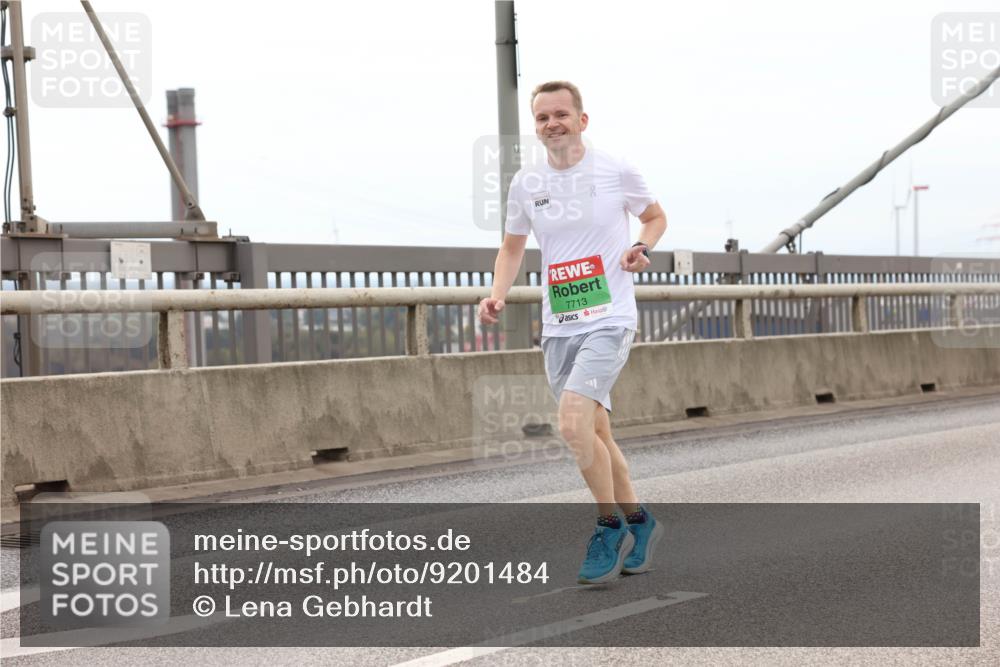 03.10.2025 - Köhlbrandbrückenlauf Lena Gebhardt http://msf.ph/oto/9201484 03.10.2025 15:45:23 Position 2 7713 meine-sportfotos.de