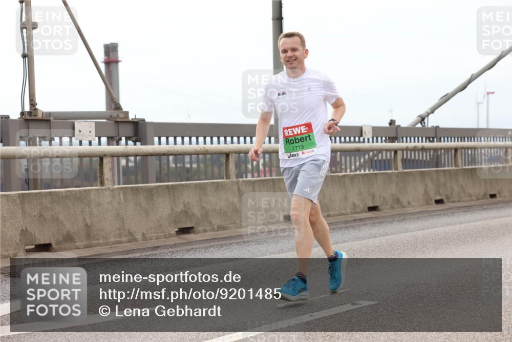 03.10.2025 - Köhlbrandbrückenlauf Lena Gebhardt http://msf.ph/oto/9201485 03.10.2025 15:45:23 Position 2 7713 meine-sportfotos.de