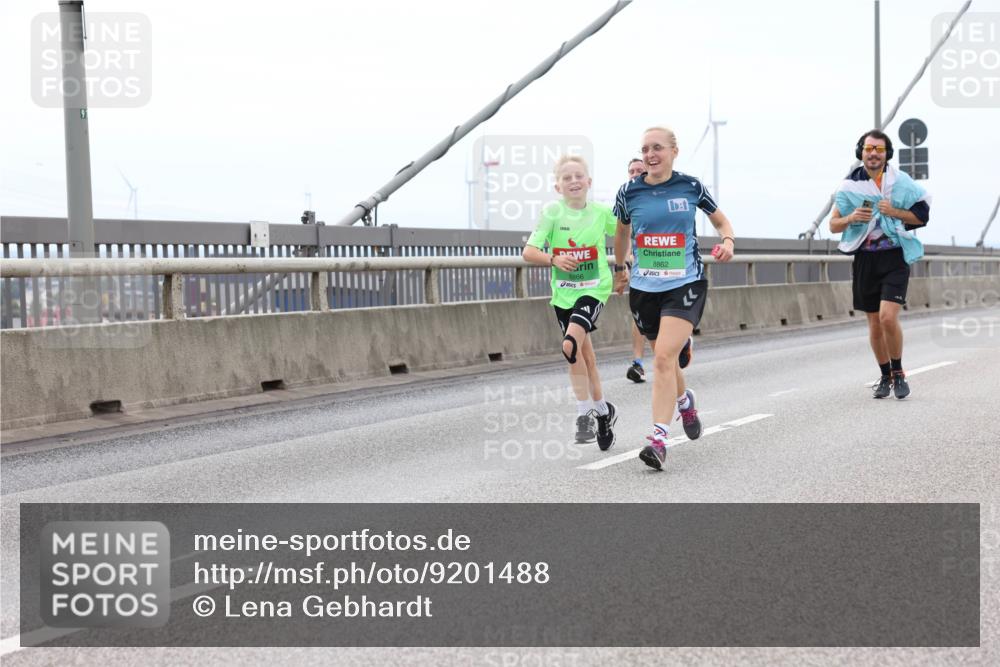 03.10.2025 - Köhlbrandbrückenlauf Lena Gebhardt http://msf.ph/oto/9201488 03.10.2025 15:45:25 Position 2 91, 8866, 8862 meine-sportfotos.de