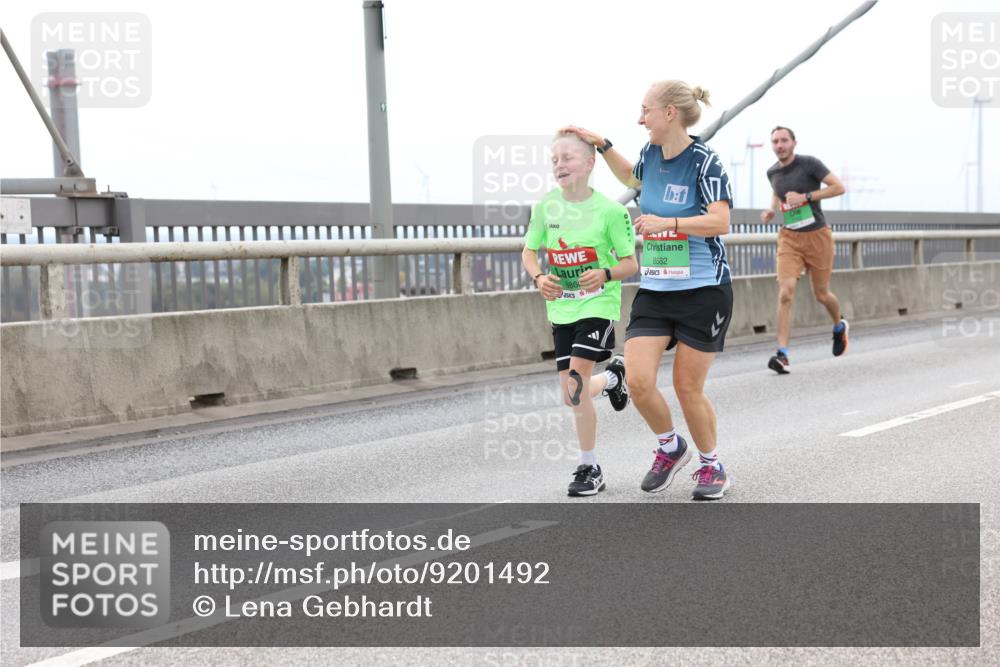 03.10.2025 - Köhlbrandbrückenlauf Lena Gebhardt http://msf.ph/oto/9201492 03.10.2025 15:45:26 Position 2 8860, 8862 meine-sportfotos.de