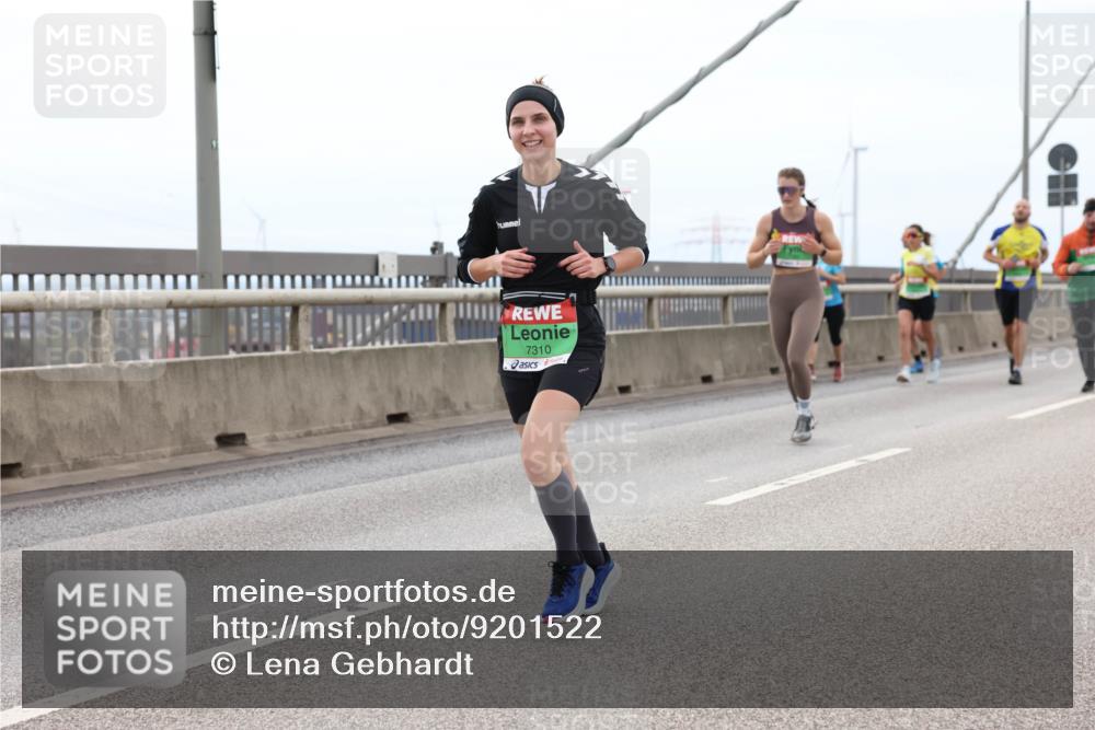 03.10.2025 - Köhlbrandbrückenlauf Lena Gebhardt http://msf.ph/oto/9201522 03.10.2025 15:45:33 Position 2 7310 meine-sportfotos.de