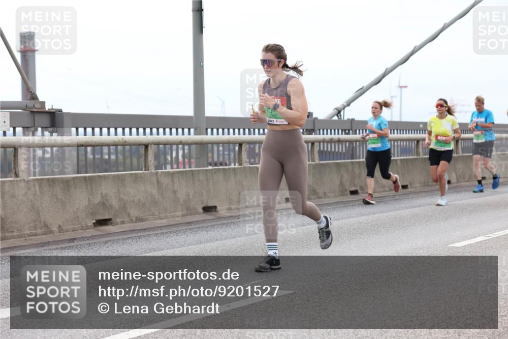 03.10.2025 - Köhlbrandbrückenlauf Lena Gebhardt http://msf.ph/oto/9201527 03.10.2025 15:45:35 Position 2 7562 meine-sportfotos.de