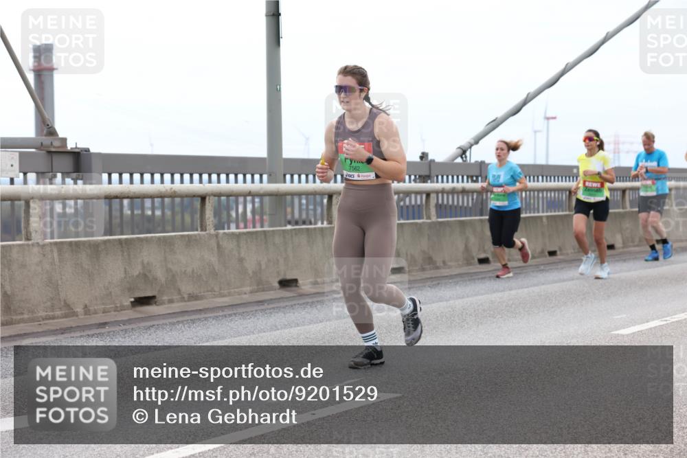 03.10.2025 - Köhlbrandbrückenlauf Lena Gebhardt http://msf.ph/oto/9201529 03.10.2025 15:45:35 Position 2 7562 meine-sportfotos.de
