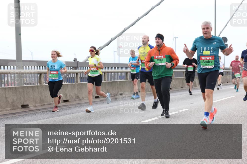 03.10.2025 - Köhlbrandbrückenlauf Lena Gebhardt http://msf.ph/oto/9201531 03.10.2025 15:45:36 Position 2 7349, 7552, 7217, 2025, 8826 meine-sportfotos.de