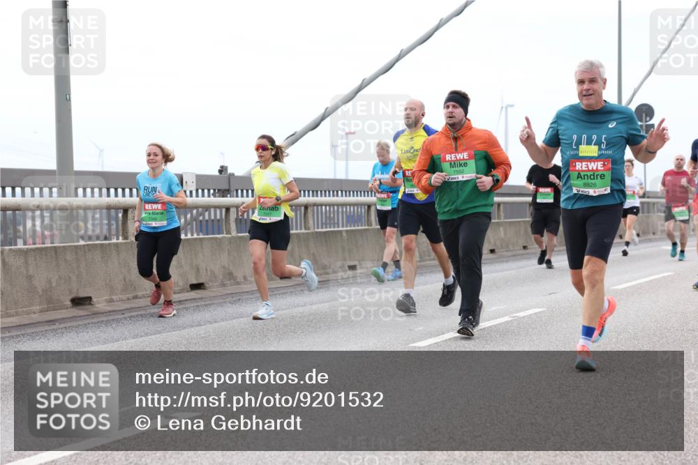 03.10.2025 - Köhlbrandbrückenlauf Lena Gebhardt http://msf.ph/oto/9201532 03.10.2025 15:45:36 Position 2 91, 7349, 7217, 7552, 2025, 8826 meine-sportfotos.de
