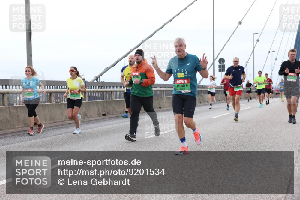03.10.2025 - Köhlbrandbrückenlauf Lena Gebhardt http://msf.ph/oto/9201534 03.10.2025 15:45:36 Position 2 2025, 8826, 439 meine-sportfotos.de