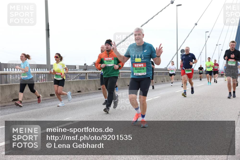 03.10.2025 - Köhlbrandbrückenlauf Lena Gebhardt http://msf.ph/oto/9201535 03.10.2025 15:45:37 Position 2 7552, 2025, 8826 meine-sportfotos.de