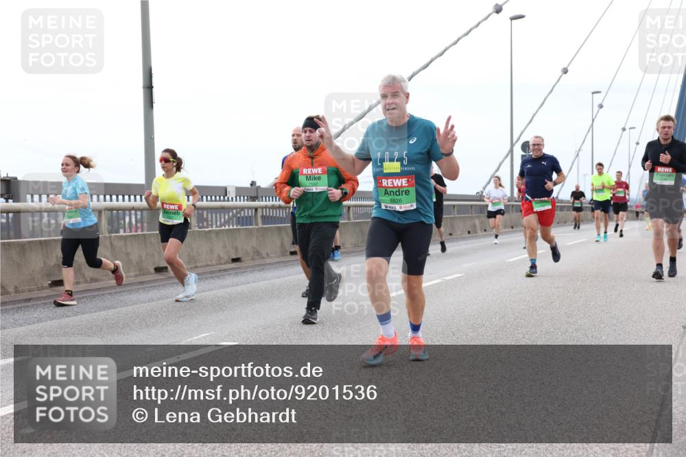 03.10.2025 - Köhlbrandbrückenlauf Lena Gebhardt http://msf.ph/oto/9201536 03.10.2025 15:45:37 Position 2 7552, 2025, 8826 meine-sportfotos.de
