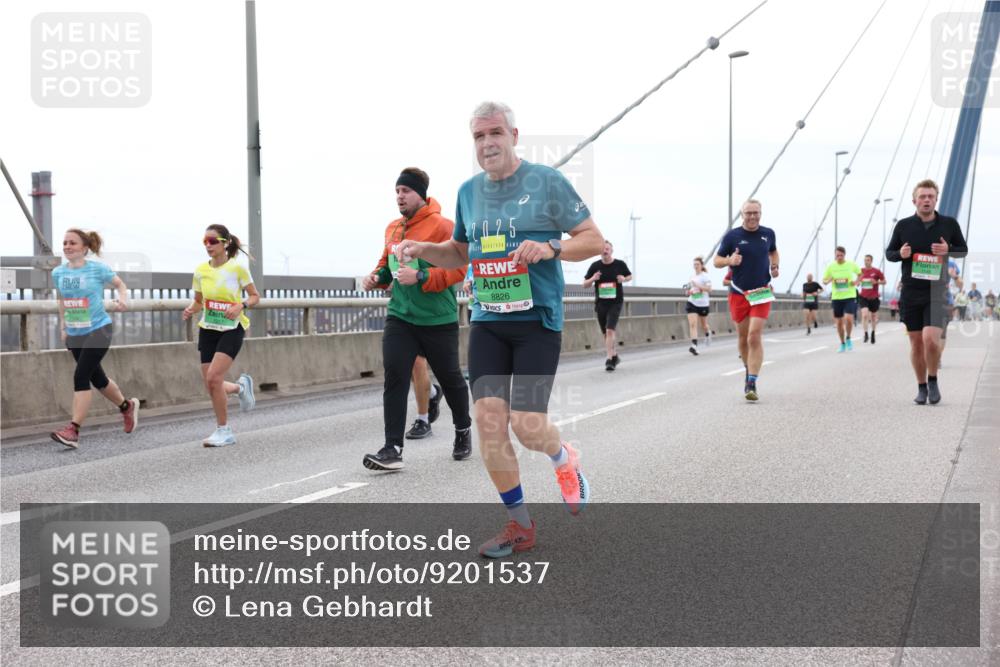 03.10.2025 - Köhlbrandbrückenlauf Lena Gebhardt http://msf.ph/oto/9201537 03.10.2025 15:45:37 Position 2 2025, 8826 meine-sportfotos.de