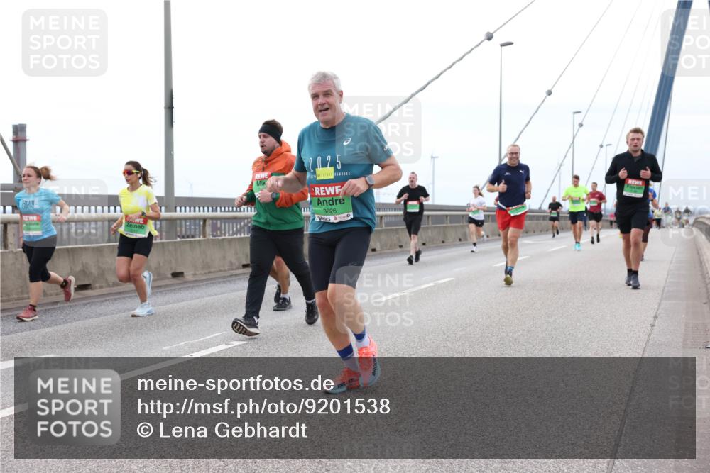 03.10.2025 - Köhlbrandbrückenlauf Lena Gebhardt http://msf.ph/oto/9201538 03.10.2025 15:45:37 Position 2 2025, 8826 meine-sportfotos.de