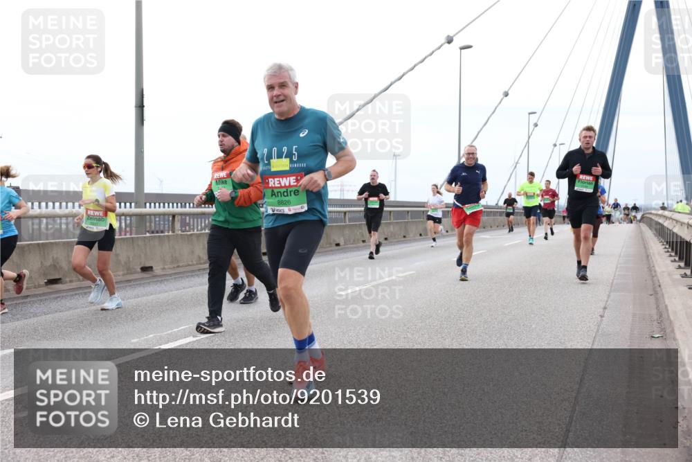 03.10.2025 - Köhlbrandbrückenlauf Lena Gebhardt http://msf.ph/oto/9201539 03.10.2025 15:45:37 Position 2 2025, 8826 meine-sportfotos.de