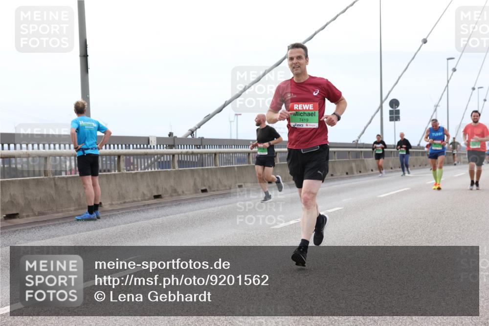 03.10.2025 - Köhlbrandbrückenlauf Lena Gebhardt http://msf.ph/oto/9201562 03.10.2025 15:45:44 Position 2 24, 7419 meine-sportfotos.de