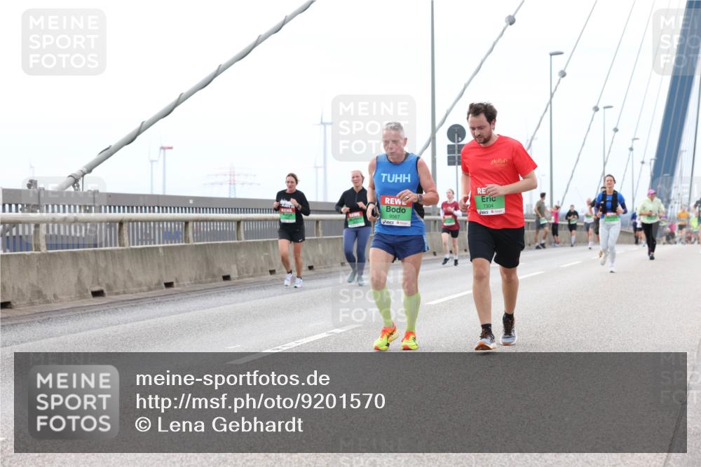 03.10.2025 - Köhlbrandbrückenlauf Lena Gebhardt http://msf.ph/oto/9201570 03.10.2025 15:45:47 Position 2 9567, 7304 meine-sportfotos.de