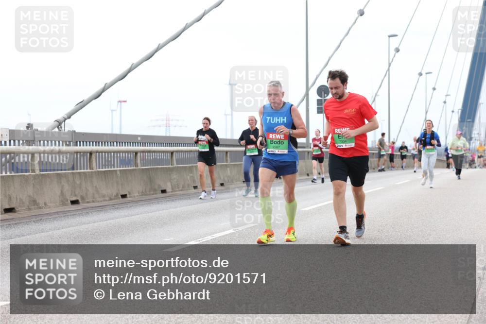 03.10.2025 - Köhlbrandbrückenlauf Lena Gebhardt http://msf.ph/oto/9201571 03.10.2025 15:45:47 Position 2 9567, 7304 meine-sportfotos.de