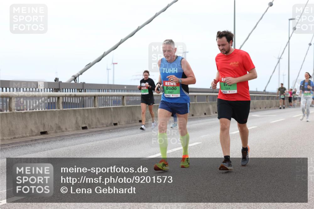 03.10.2025 - Köhlbrandbrückenlauf Lena Gebhardt http://msf.ph/oto/9201573 03.10.2025 15:45:48 Position 2 9567, 7304 meine-sportfotos.de