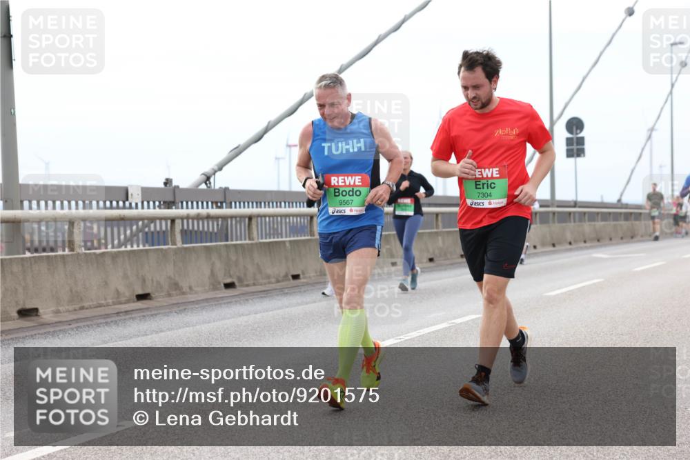 03.10.2025 - Köhlbrandbrückenlauf Lena Gebhardt http://msf.ph/oto/9201575 03.10.2025 15:45:48 Position 2 9567, 7304 meine-sportfotos.de