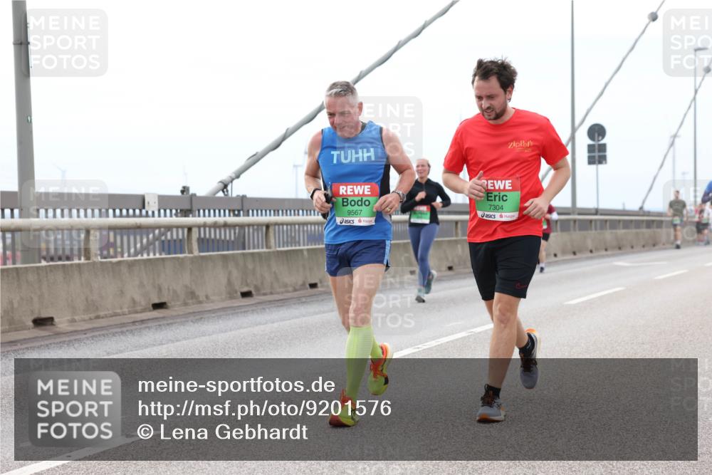 03.10.2025 - Köhlbrandbrückenlauf Lena Gebhardt http://msf.ph/oto/9201576 03.10.2025 15:45:48 Position 2 9567, 7304 meine-sportfotos.de