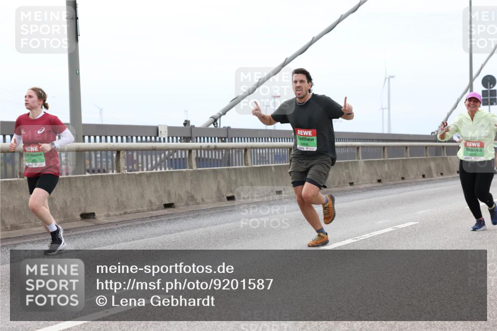 03.10.2025 - Köhlbrandbrückenlauf Lena Gebhardt http://msf.ph/oto/9201587 03.10.2025 15:45:54 Position 2 7385, 9468, 9218 meine-sportfotos.de