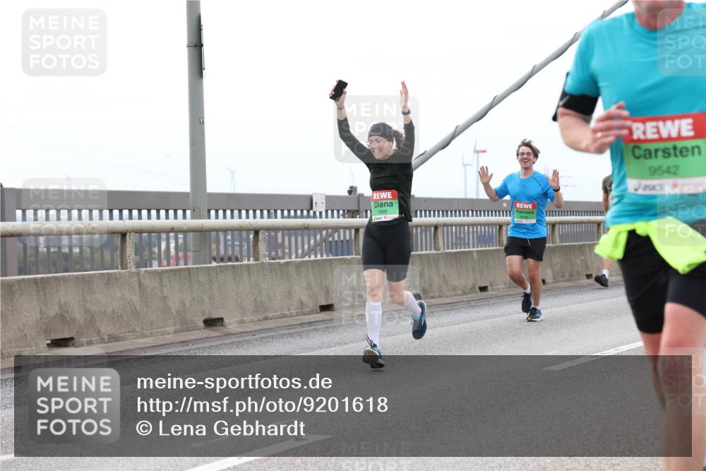 03.10.2025 - Köhlbrandbrückenlauf Lena Gebhardt http://msf.ph/oto/9201618 03.10.2025 15:46:02 Position 2 7648, 9542 meine-sportfotos.de
