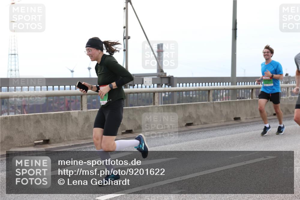 03.10.2025 - Köhlbrandbrückenlauf Lena Gebhardt http://msf.ph/oto/9201622 03.10.2025 15:46:04 Position 2  meine-sportfotos.de