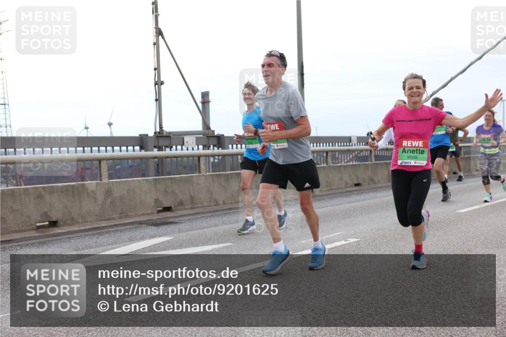 03.10.2025 - Köhlbrandbrückenlauf Lena Gebhardt http://msf.ph/oto/9201625 03.10.2025 15:46:05 Position 2 9509 meine-sportfotos.de