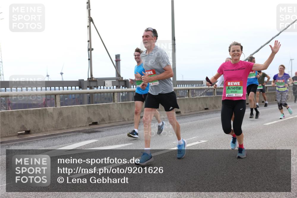 03.10.2025 - Köhlbrandbrückenlauf Lena Gebhardt http://msf.ph/oto/9201626 03.10.2025 15:46:05 Position 2 9509 meine-sportfotos.de